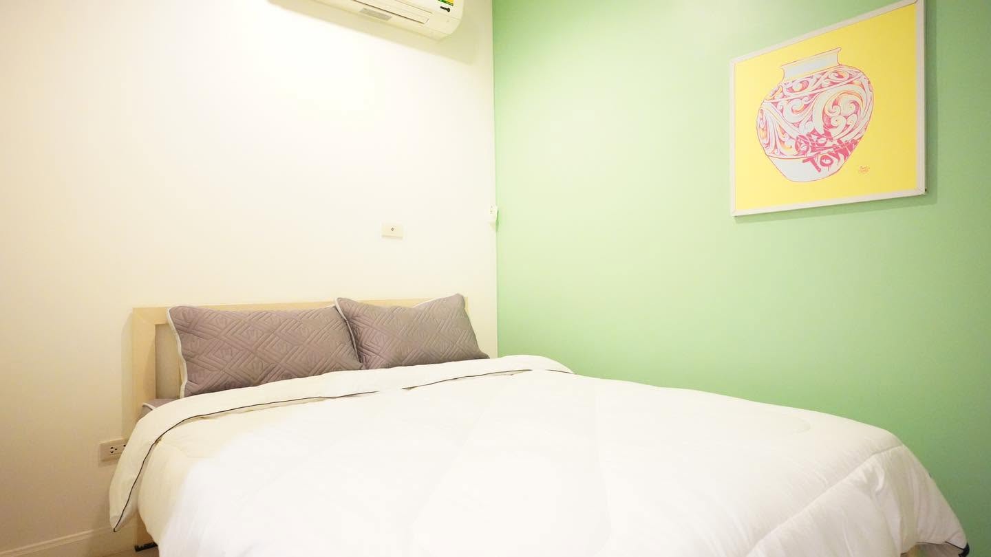 ห้องพักสว่างสบายเตียงนุ่มของ Nadda's Homestay