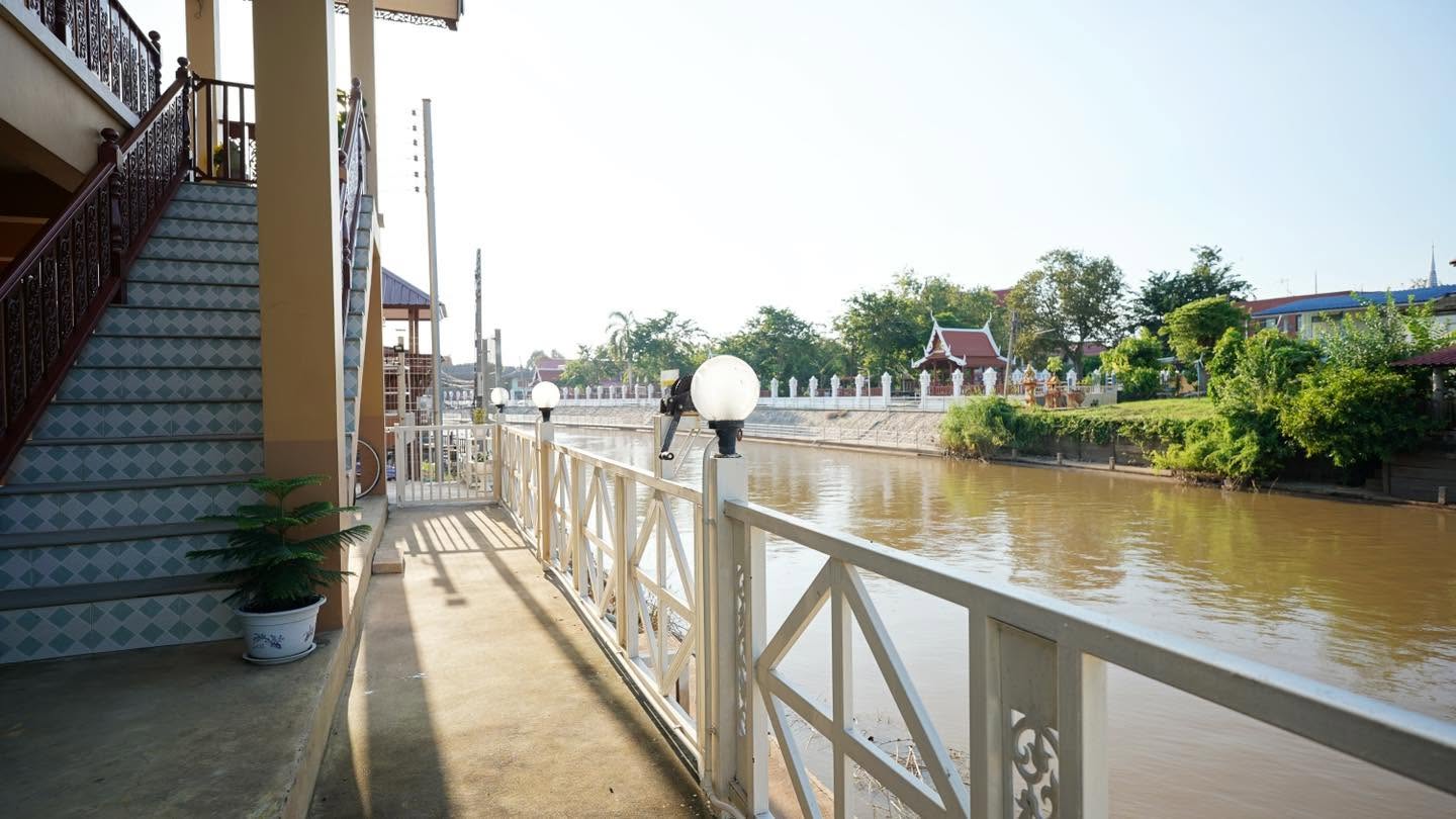 ทางเดินริมน้ำมองเห็นวัด