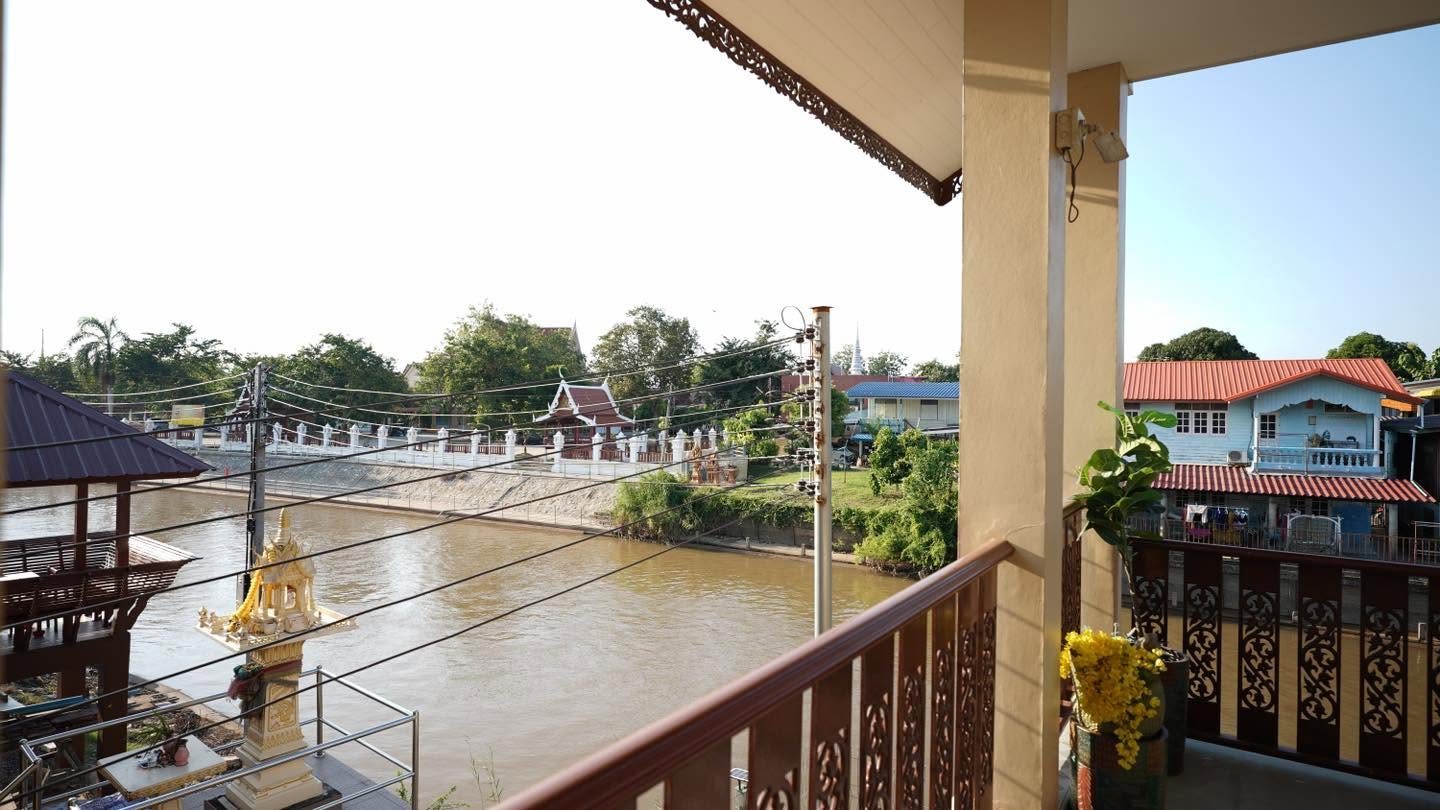 ระเบียงริมน้ำยามเย็นมองเห็นวัด