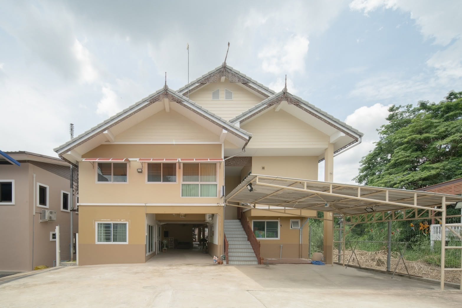 อาคารด้านหน้าของ Nadda's Homestay