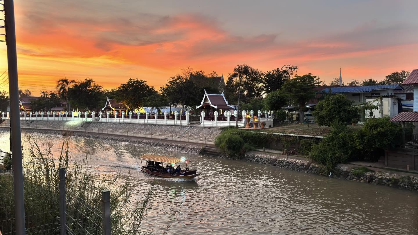 เรือและพระอาทิตย์ตกบนคลอง