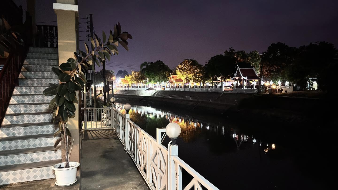บรรยากาศริมน้ำยามค่ำคืน