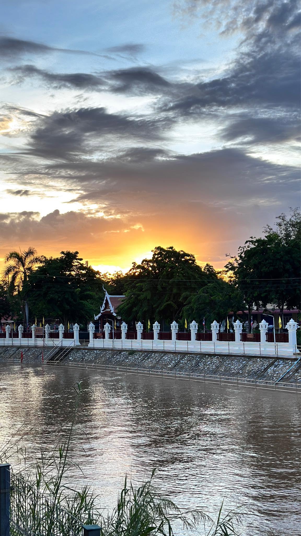 พระอาทิตย์ตกริมคลองใกล้ที่พัก